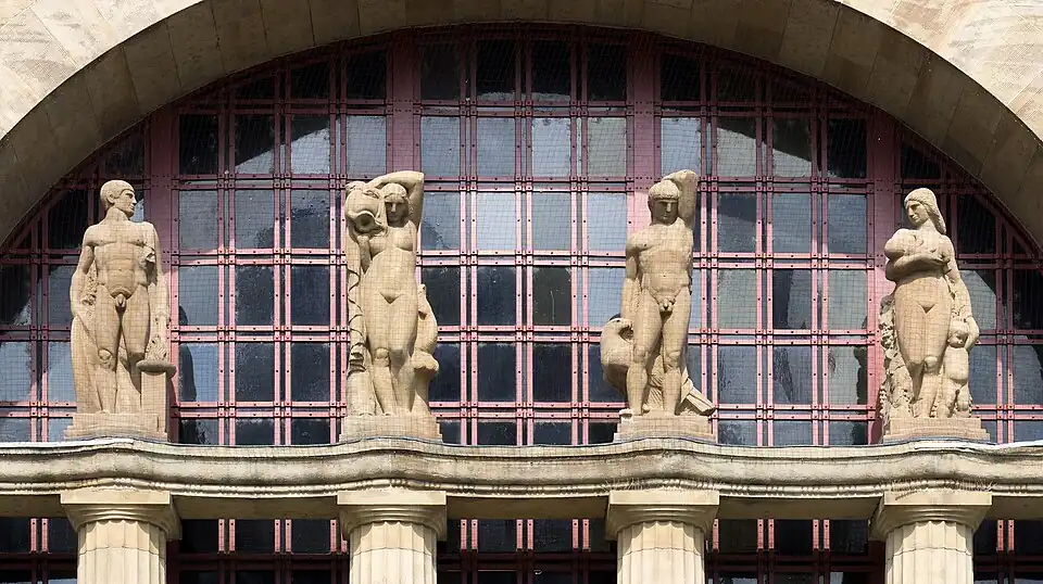 Скульптуры на фронтоне Баденского вокзала в Базеле. Арх. К. Мозер, скульптор О. Кифер.