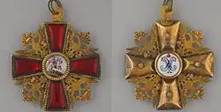 Знак в виде креста к ордену Св. Александра Невского. Лицевая (слева) и оборотная стороны знака.