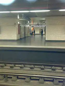 Платформа между двумя линиями