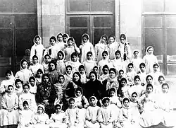 Директор школы Ганифа Меликова среди учениц