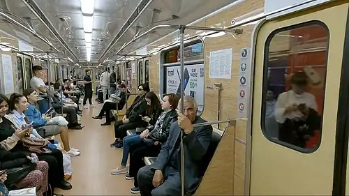 Интерьер салона промежуточного вагона поезда, модернизированного в Баку, с оформлением под дерево