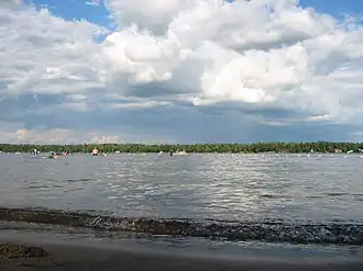 Вид на озеро Болсам с пляжа