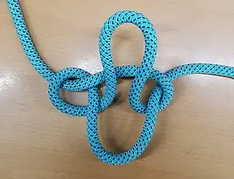 2. Вытянуть середину петлёй из колышки.