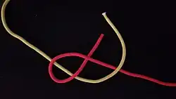 3. Ходовой конец одного троса последовательно проводят сверху-снизу ходового конца другого троса.