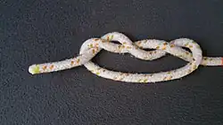 Двойной простой узел, полугрейпвайн, половинка грейпвайна.Кноп, называется кровавым, когда используется, как кошка.