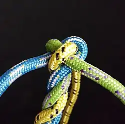 Крест (узел)[нем.], Репка, Crown knot.Стопорный У. Крест выполняется па конце троса н предохраняет его от распускания. Кроме того, такой способ переплетения пряден применяют при изготовлении стопорного кнопа:34.