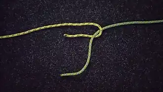 1. Сделать петлю одним тросом; вдеть конец другого троса в петлю снизу.