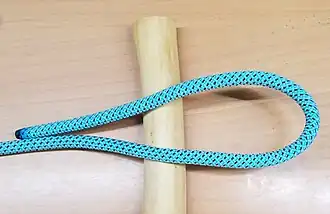 1. Сложить петлю на ходовом конце верёвки.
