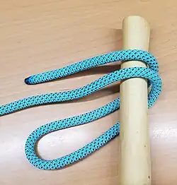 2. Обнести кол сложенной петлёй.