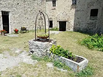 Внутренний двор замка и колодец