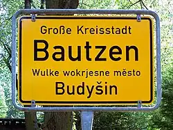 Пограничный знак Баутцен/Будишин на немецком и верхнесорбском языках