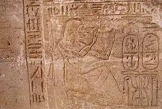 Казначей Бай на дверном косяке храма Амада, Нубия, изображен поклоняющимся картушу Саптаха