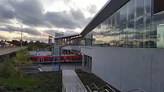 Станция Бэйвью (после сооружения Линии Конфедерации, на фото - сверху, линия Триллиум - снизу)