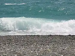 Широкий галечный пляж