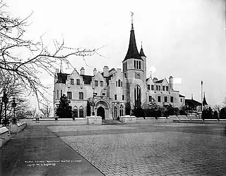 Обновлённый фасад замка в 1931 году после реконструкции