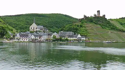Вид поселения Байльштайн и руин замка со стороны Мозеля