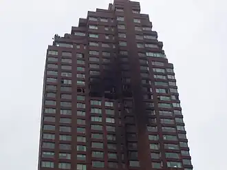 Следы пожара в жилом доме Belaire Apartments[англ.] на следующий день после катастрофы