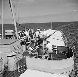 20-мм пушка «Эрликон» на Hr.&nbsp;Ms. Van Speijk, 1948&nbsp;год (поход в&nbsp;Венесуэлу и&nbsp;восточную часть Карибского бассейна).На заднем плане: кормовая установка 2&nbsp;×&nbsp;3,7&nbsp;cm SK&nbsp;C/30 с&nbsp;щитовым прикрытием.