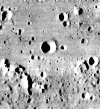 Снимок зонда Lunar Orbiter - I. Кратер Бенедикт&nbsp;— в центре снимка.