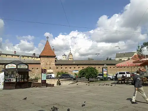 Вид с площади на Глинянские ворота