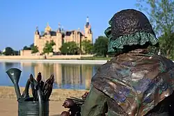 Вид на озеро и замок из-за спины памятника.