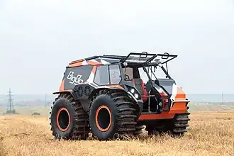 Передняя дверь сдвигается влево, а не откидывается, как на «Шерпе». Стекла водителя и пассажира открываются отдельно