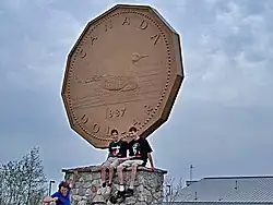 Памятник канадской монете достоинством 1 доллар (Loonie)