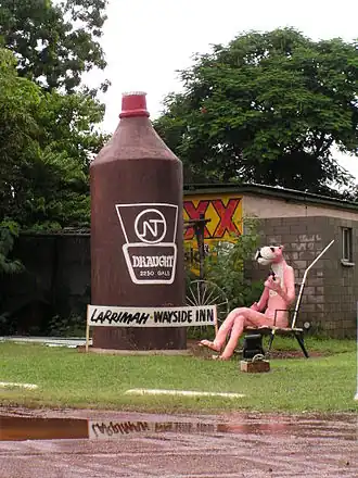 У входа в отель «Розовая пантера»