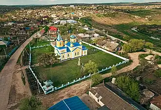 Вид с воздуха на село и церковь Св. Спиридона