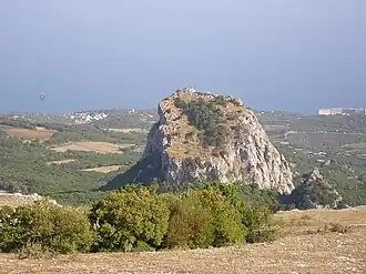 Вид на скалу Биюк-Исар с Ай-Петринской яйлы