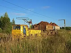 Электровоз К-10 с вагонетками следует в сторону завода