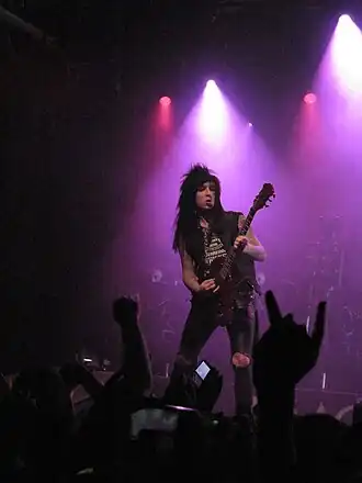 Джейк на выступлении Black Veil Brides в Нью Йорке, 25 января 2013