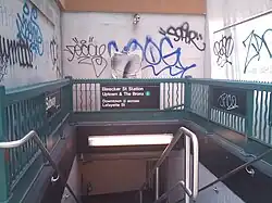 Вход на платформу IRT северного направления в 2010 году, когда она ещё не входила в пересадочный узел