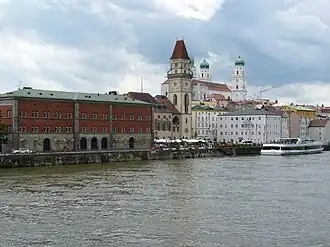 Таможня, старая ратуша с башней и новая ратуша со стороны Дуная. На заднем плане — кафедральный собор