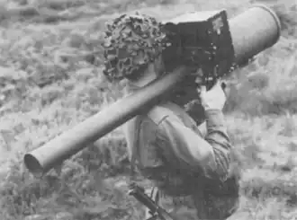 Комплекс имел массивный прямоугольный командно-пусковой блок, в котором находился лазерный излучатель