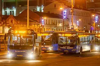 Автобусы Yutong ZK6118HGA  2020 года выпуска и ZhongTong LCK6105HG  2022 года на конечной остановке 23-го маршрута «Площадь Семёновская». Техника принадлежит ООО «Раннер»