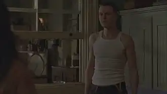 Джимми смотрит, как Анджела рисует