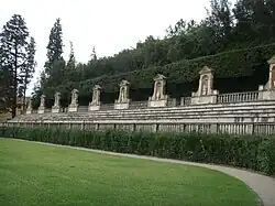 Статуи амфитеатра