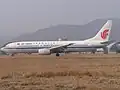 Boeing 737-800 авиакомпании Air China на рулении в аэропорту Иу