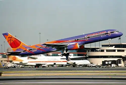 Boeing 757-225 в ливрее на тему «Финикс Санз»