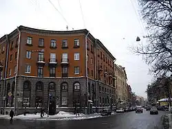 Большая Зеленина у пересечения с Корпусной (слева, дом 20/28) и Лодейнопольской (справа) улицами