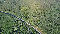 В месте пересечения с автодорогой 65К-5302000