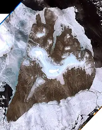 Снимок острова Большевик, сделанный спутником LandSat-7 29 июля 1999 года. Слева видна часть острова Октябрьской Революции.
