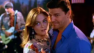 Бреннан и Бут танцуют в клубе Авроры.