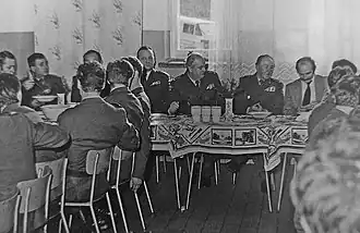 Шклярска-Поремба, штаб и срочники бригады за обедом. Слева направо: подполковник Гиверский, подполковник Марчук, полковник Юзеф Галицкий (командир бригады), полковник Збигнев Скочилас (командир 81-го батальона ВОП в 1990—1991 годах)