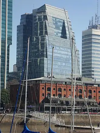 Здание Bouchard Plaza.