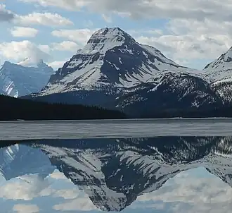 Боу-Пик отражается в озере Боу