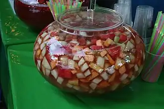 Крюшонница с напитком