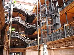 Чугунные филигранные балюстрады в центральном атриуме