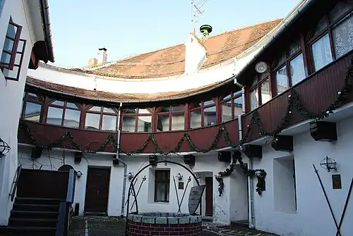 Внутренний двор подковообразной башни